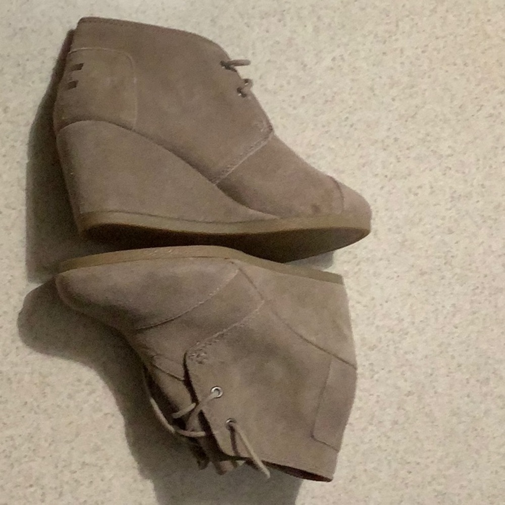 NEW TOMS Kids Women’s Girls Desert Wedge Bootie Taupe Suede US 5 - Picture 2 of 4